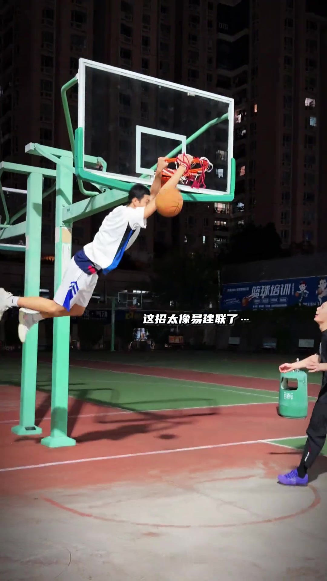 开云体育-中国官网登录入口-模板阿联？2米07&amp;15岁小球员展现惊人协调性单挑攻防碾压野球网红